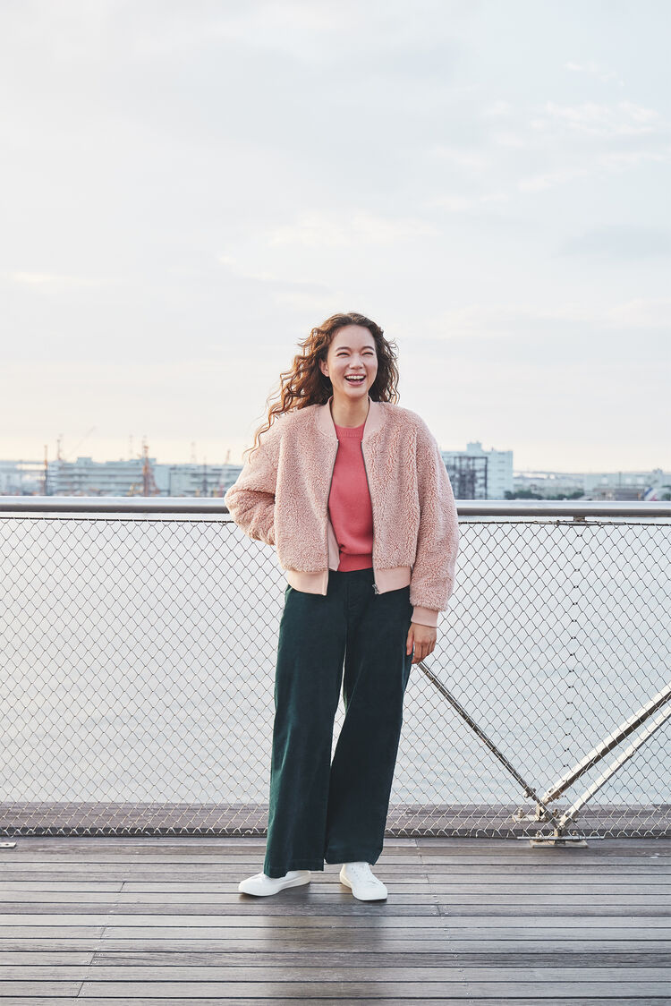 model wearing UNIQLO windproof fleece blouson jacket
