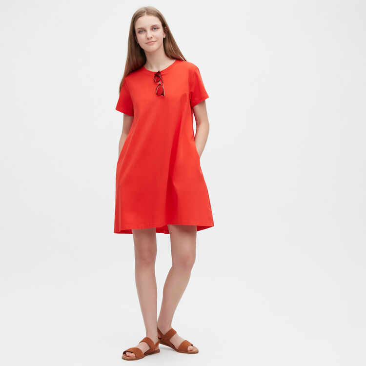 model wearing UNIQLO cotton dress