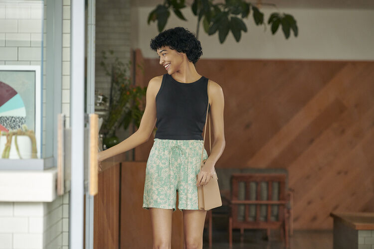 model wearing the UNIQLO Ribbed Cropped Sleeveless Bra Top