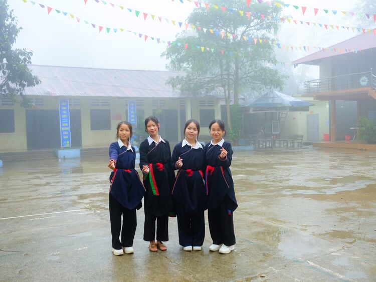 A group of female students makes the heart sign