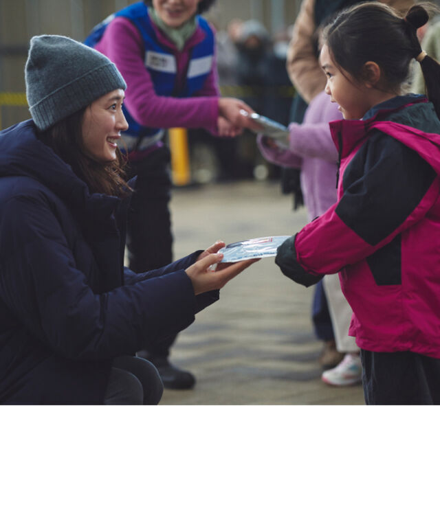 Haruka Ayase delivers HEATTECH to those affected by the 2024 Noto Peninsula Earthquake