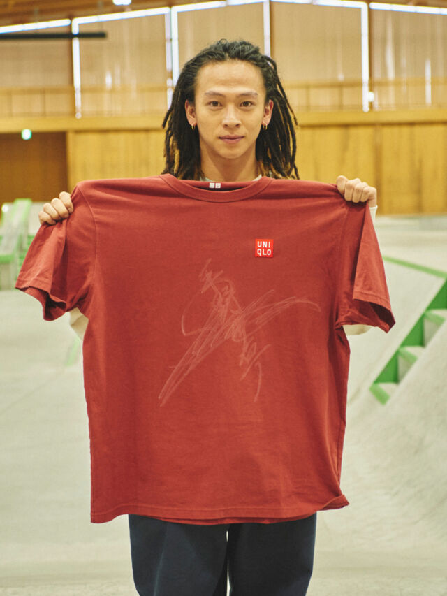 Ayumu Hirano holding UNIQLO T-shirt