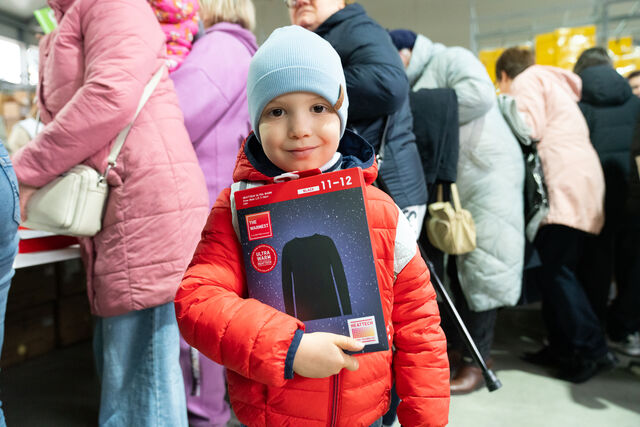 child holding HEATTECH Ultra Warm thermal base layer