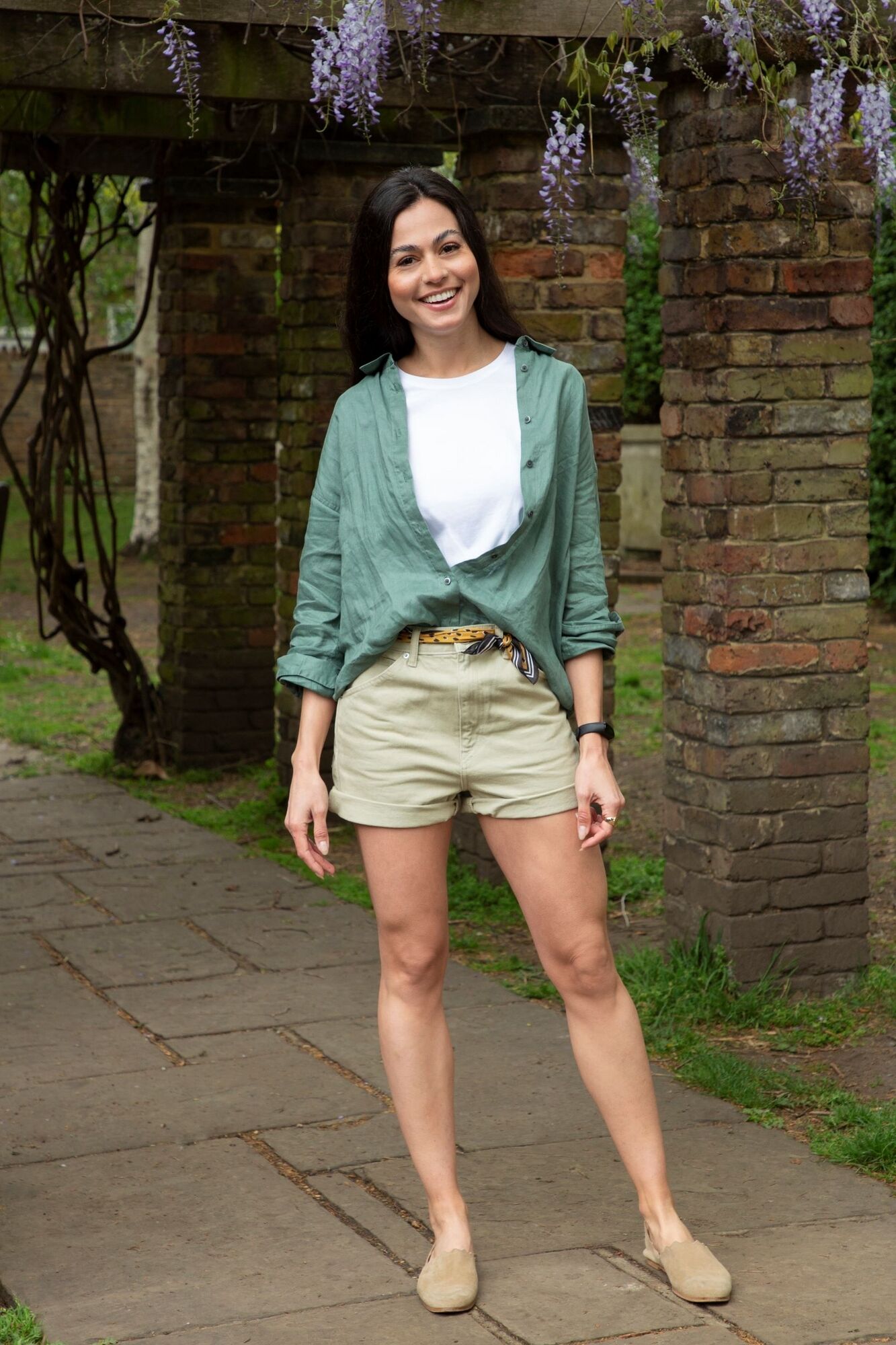 woman wearing UNIQLO linen shirt and T-shirt