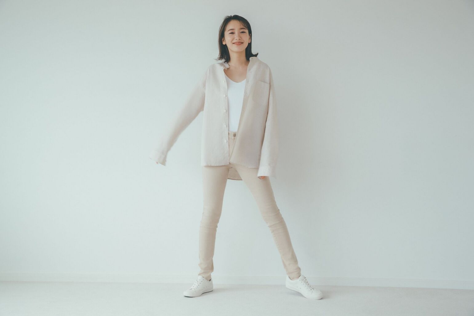 Woman wearing a grandad collar linen shirt and jeans