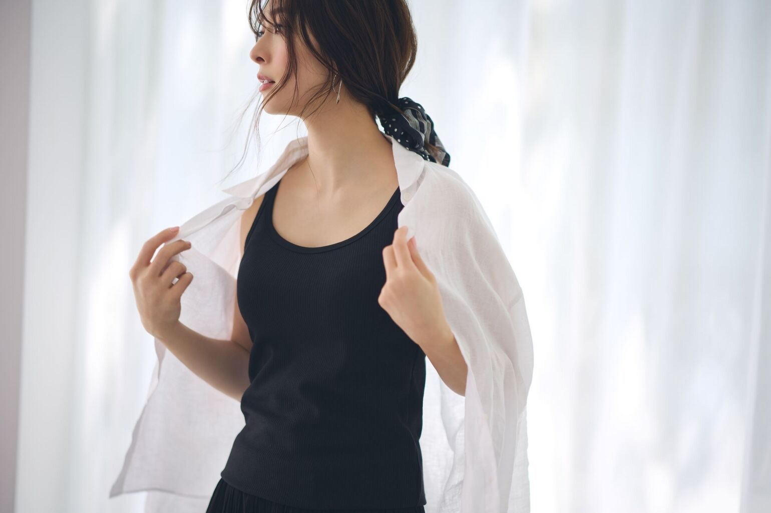 woman wearing white UNIQLO linen shirt and black vest