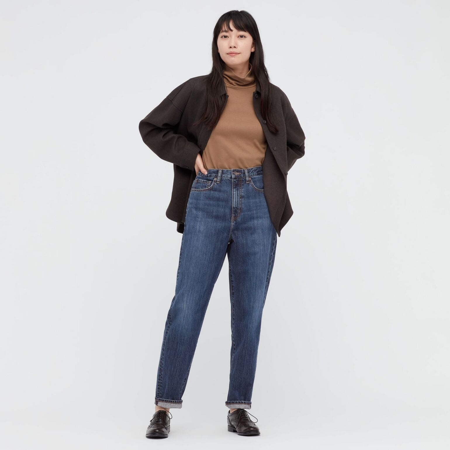 women wearing UNIQLO mom jeans, brown turtleneck and brown shirt jacket