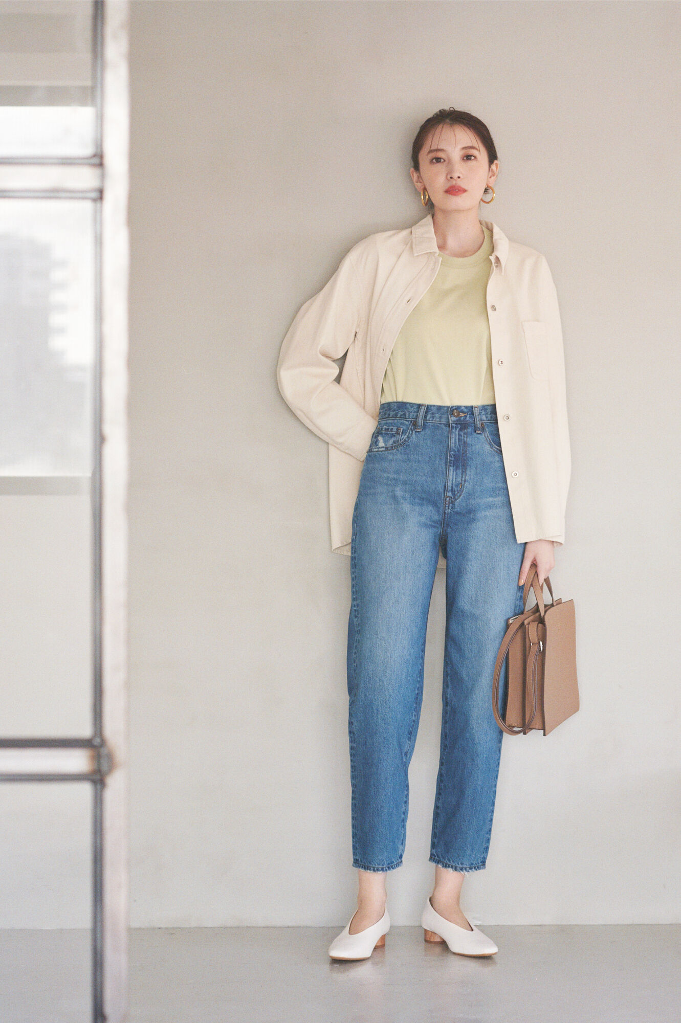 woman wearing UNIQLO mom jeans with top and shirt