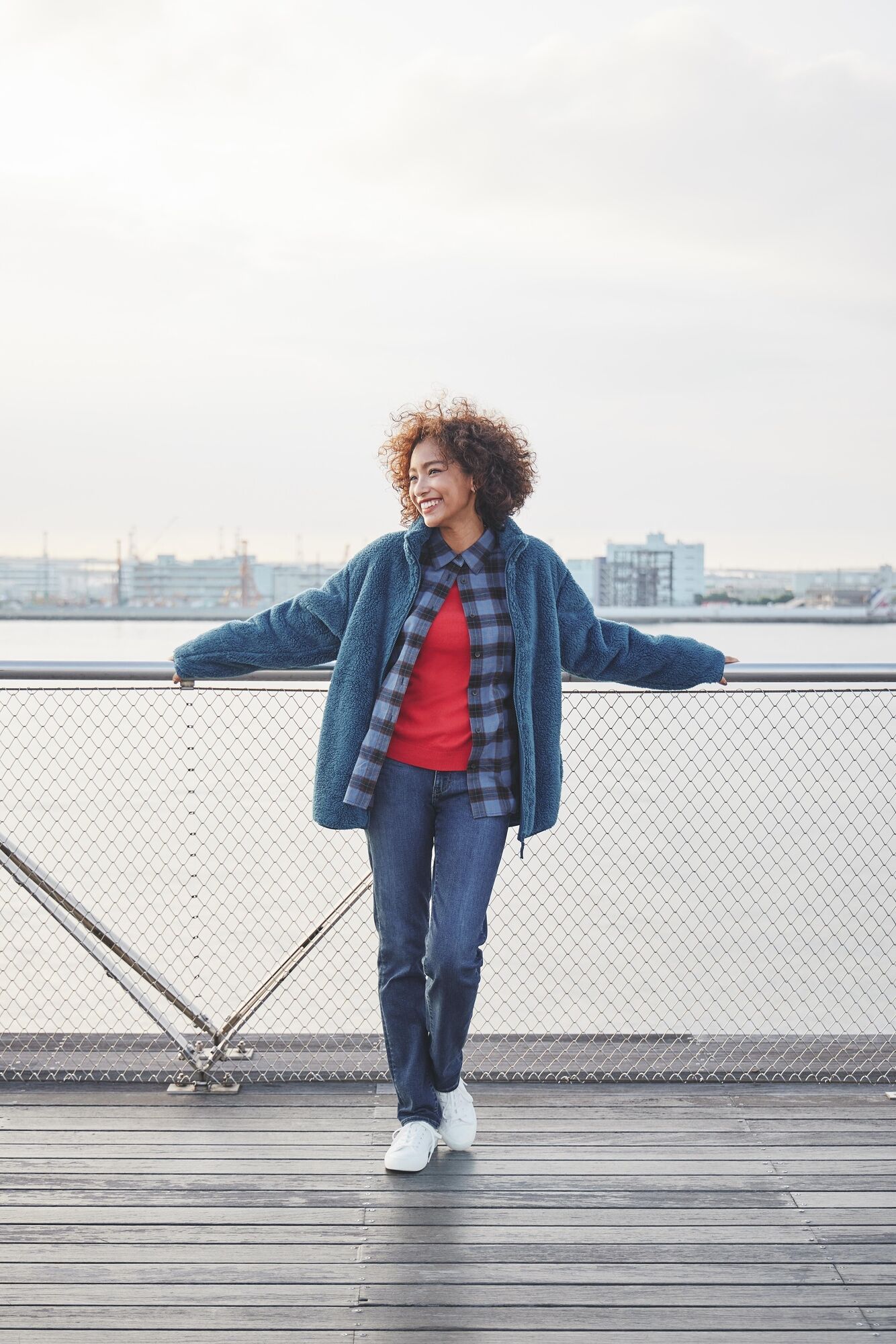 model wearing teal UNIQLO fluffy fleece