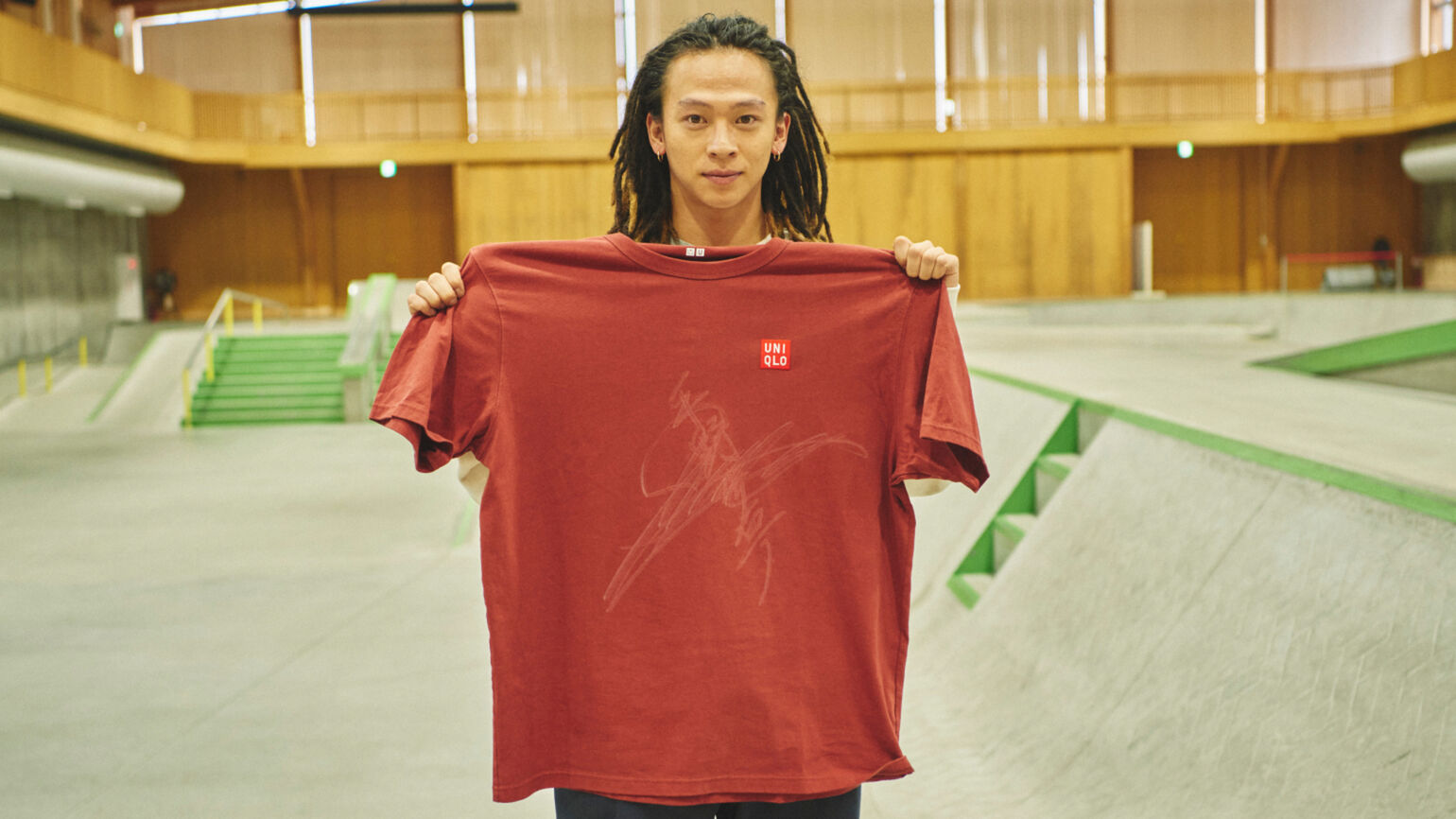 Ayumu Hirano holding UNIQLO T-shirt