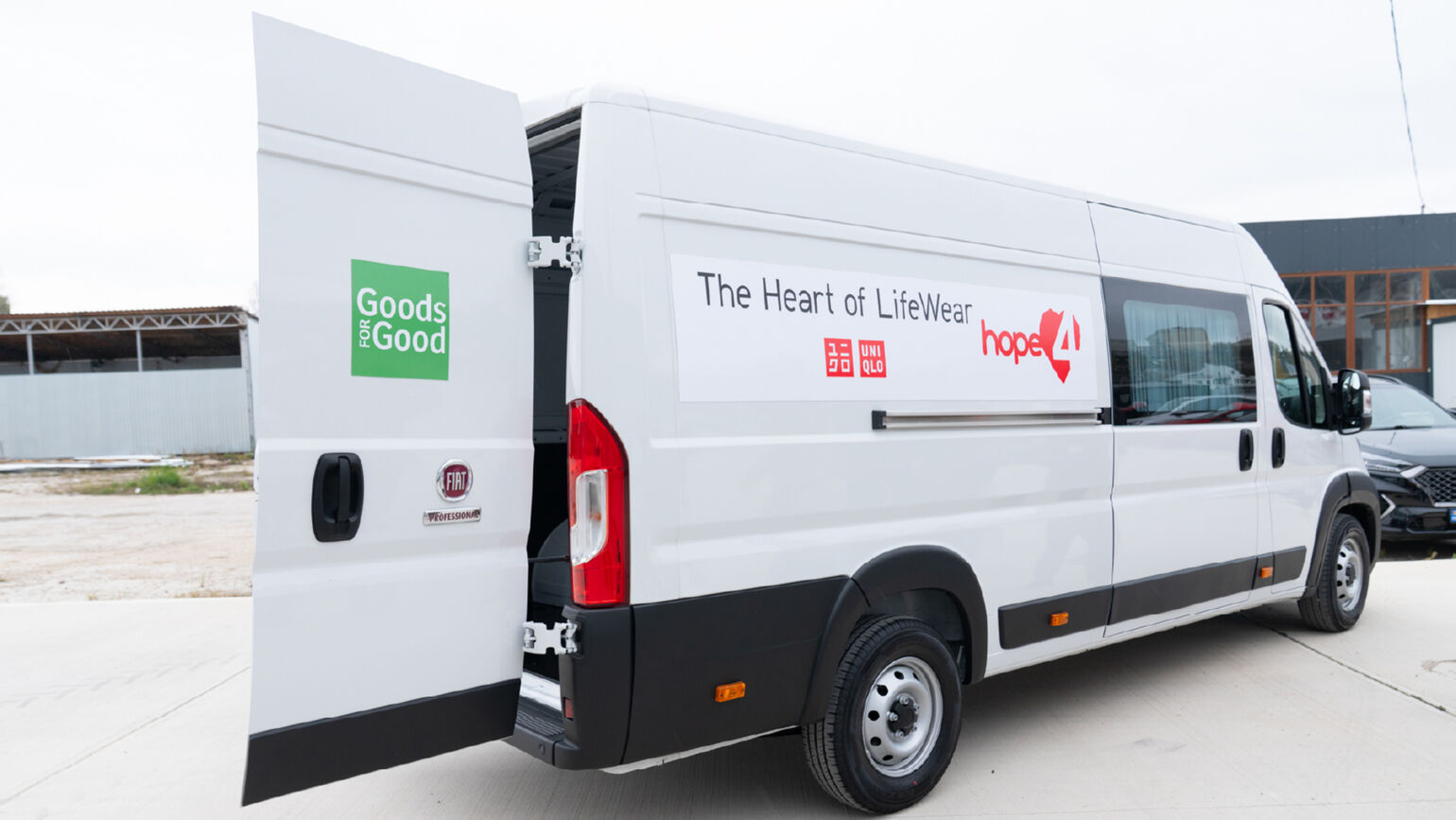 Image of a truck for transporting HEATTECH items and other clothing items