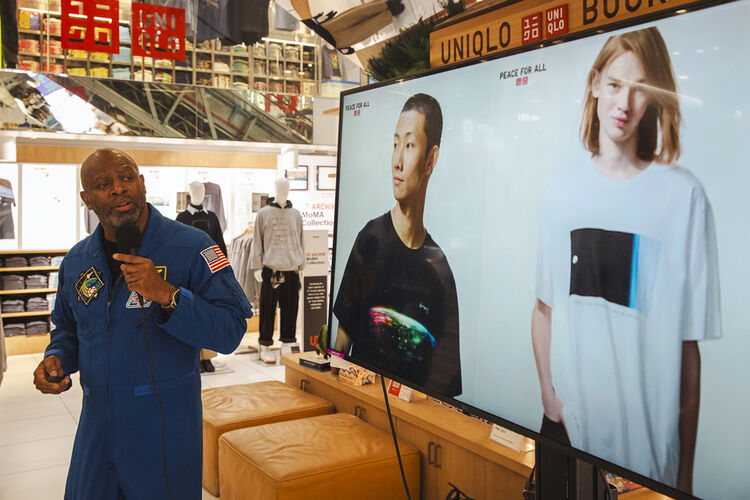 Leland Melvin and young children at the Peace For All and Club for the Future collaboration event