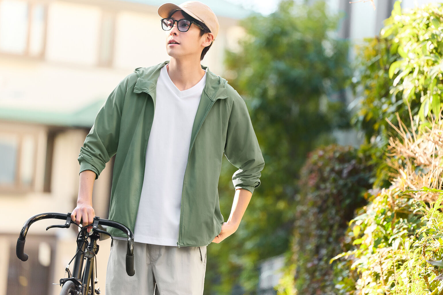 model wearing UNIQLO cap
