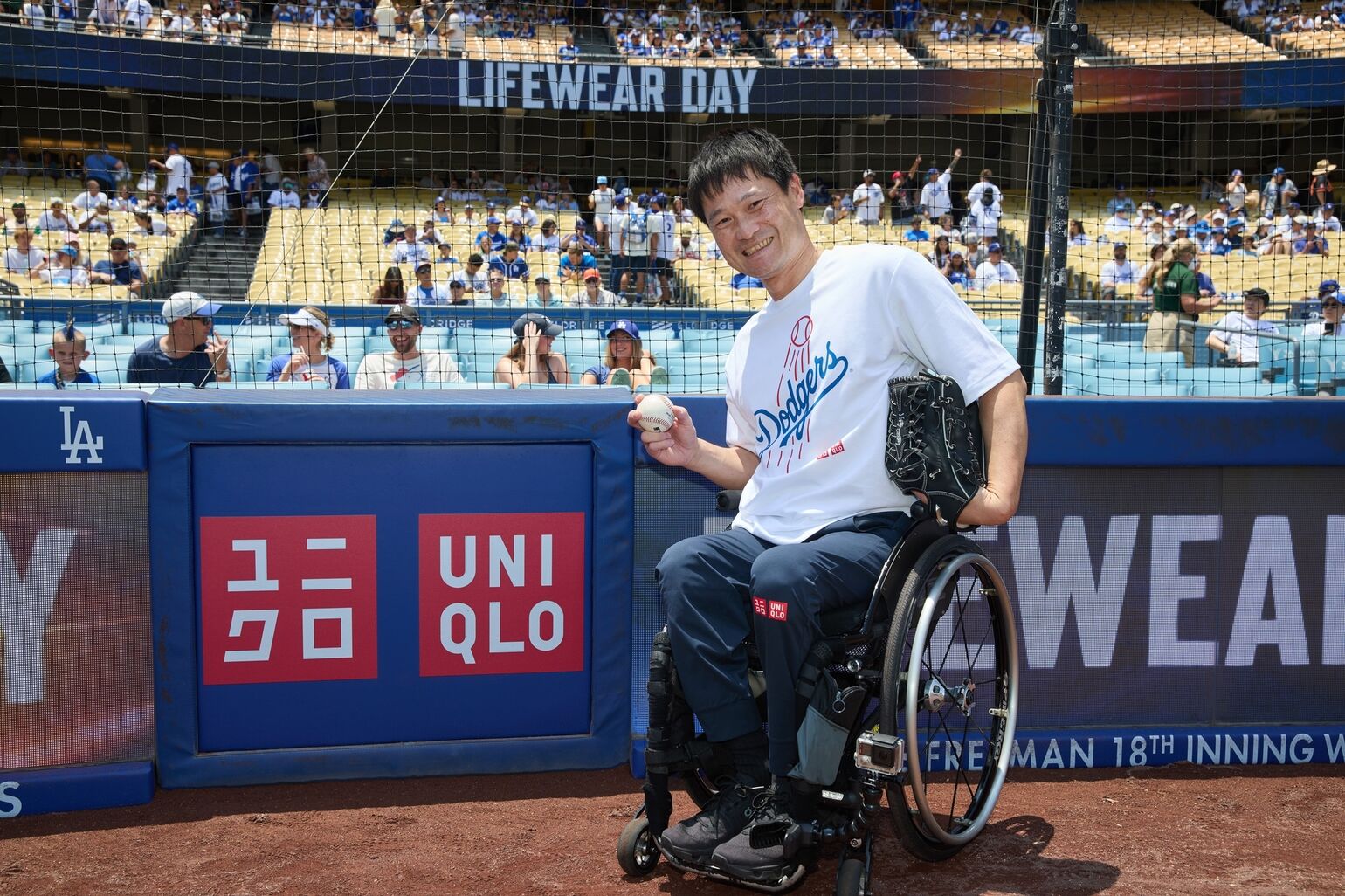 Mr. Kunieda posing for a photo while wearing an “AIRism Cotton Oversized T-Shirt”