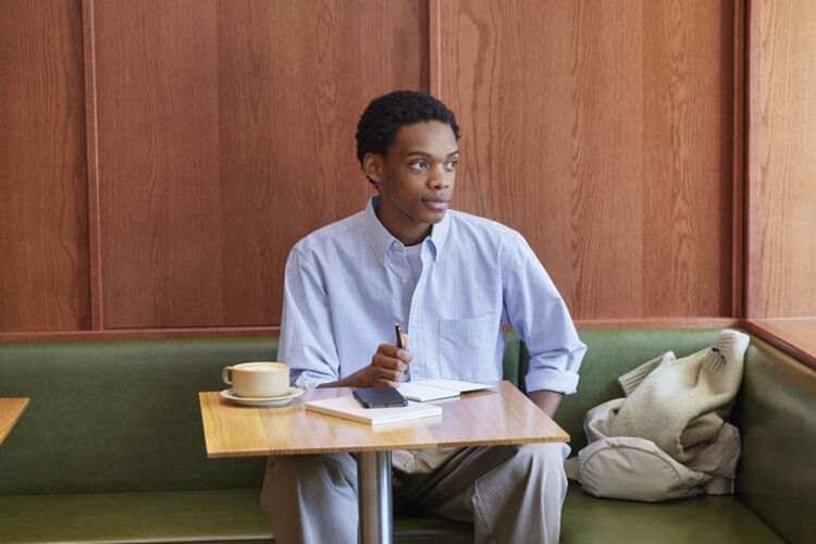 Những mẫu áo sơ mi nam đẹp nhất hiện nay - Áo sơ mi kẻ sọc trẻ trung