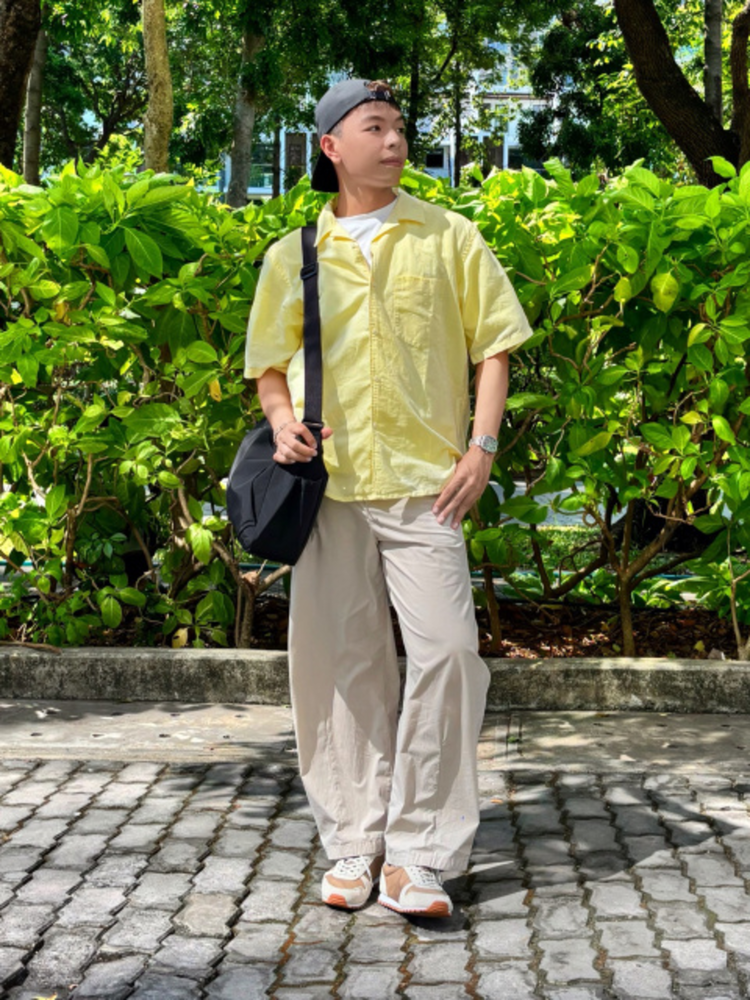 Phối áo màu vàng với quần màu trung tính hài hòa 