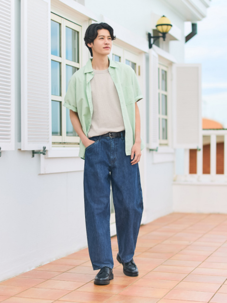 Phối quần jeans xanh với áo màu pastel hiện đại