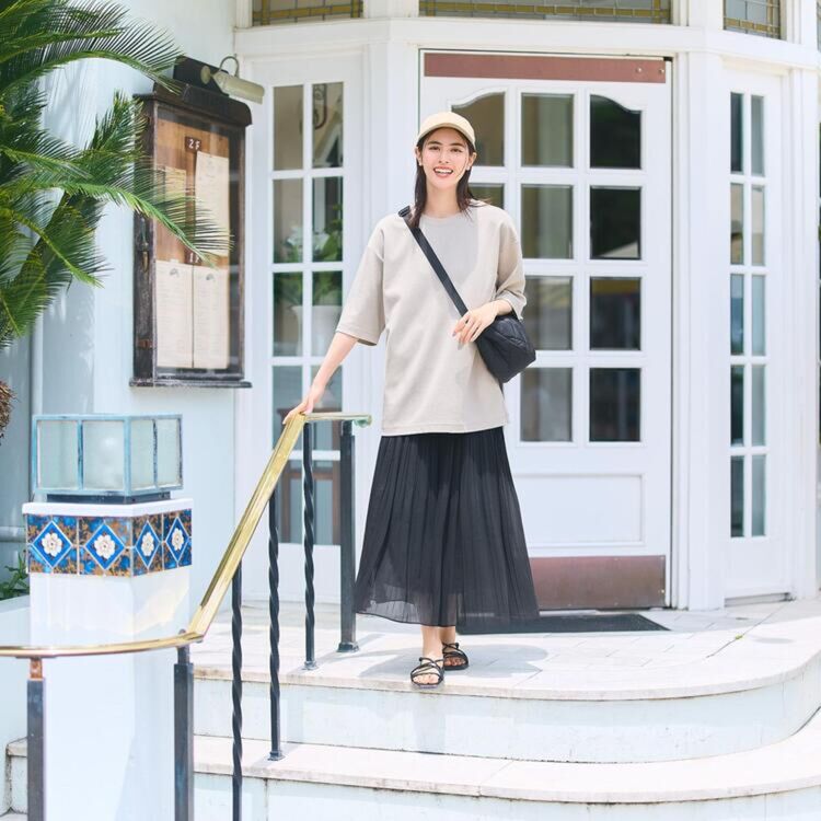 Cách phối đồ với Chân Váy Vải Chiffon Xếp Ly qua gối với áo thun đơn giản, xinh xắn