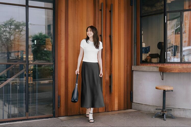 Cách phối đồ với Chân Váy Vải Satin và Áo Thun Mini dáng lửng hiện đại, thời trang