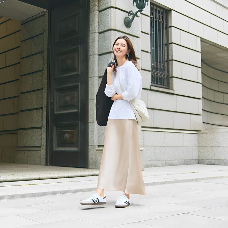 Cách phối đồ với Chân Váy Vải Satin qua gối và áo thun tay dài ấn tượng