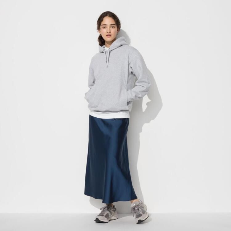 Cách phối đồ với chân váy dài qua gối với áo hoodie đẹp, thoải mái và cá tính