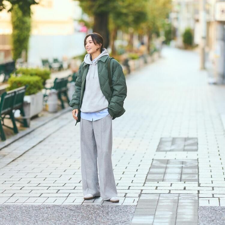 Phối quần ống rộng với áo hoodie đơn giản cá tính, năng động