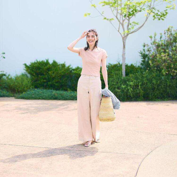 Quần Chino Dáng Rộng và Áo Thun Mini là sự kết hợp đơn giản, đẹp mắt 