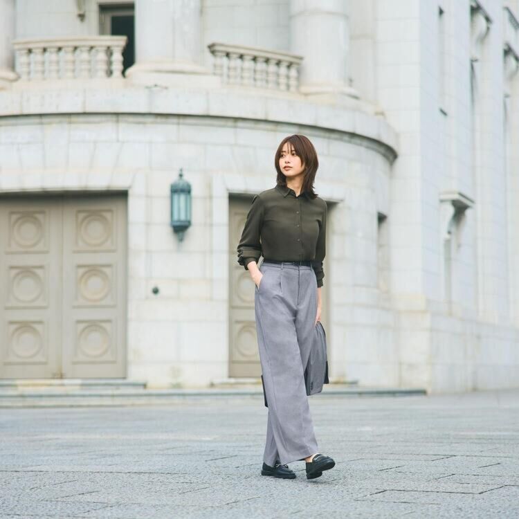 Sự kết hợp Quần Xếp Ly Ống Rộng  và Áo Kiểu Vải Rayon đem lại sự hiện đại, thanh lịch 