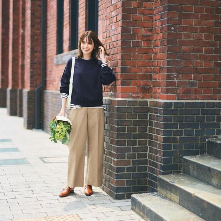 Phối Áo Nỉ Cổ Tròn và Quần Chino Dáng Rộng được nhiều người ưa chuộng vào mùa thu đông