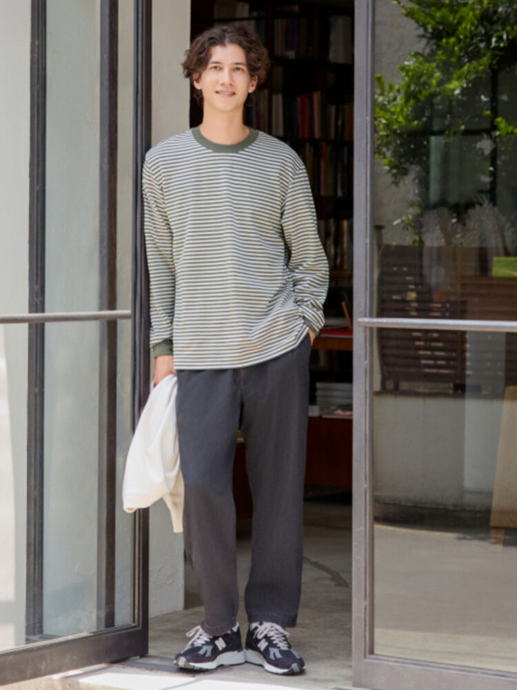 Phối đồ quần ống rộng nam với áo thun kẻ sọc mang lại cảm giác năng động