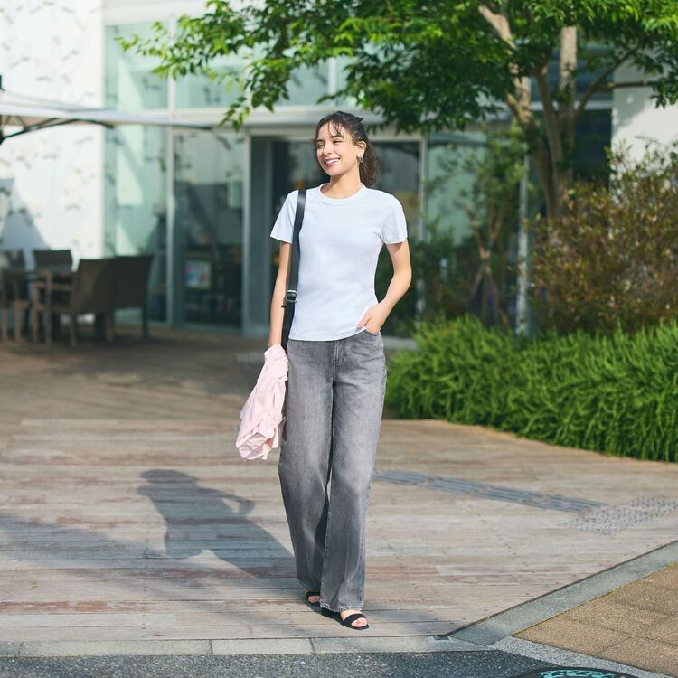 Cách phối đồ nữ đơn giản đi chơi với áo thun phong cách trẻ trung, năng động