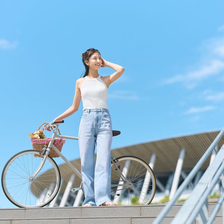 Phối áo bra top với quần jean mang đến vẻ ngoài năng động, cá tính