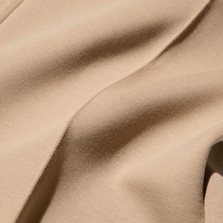 Vải nỉ DRY mềm mại, có độ bóng nhẹ, tạo vẻ ngoài thanh lịch