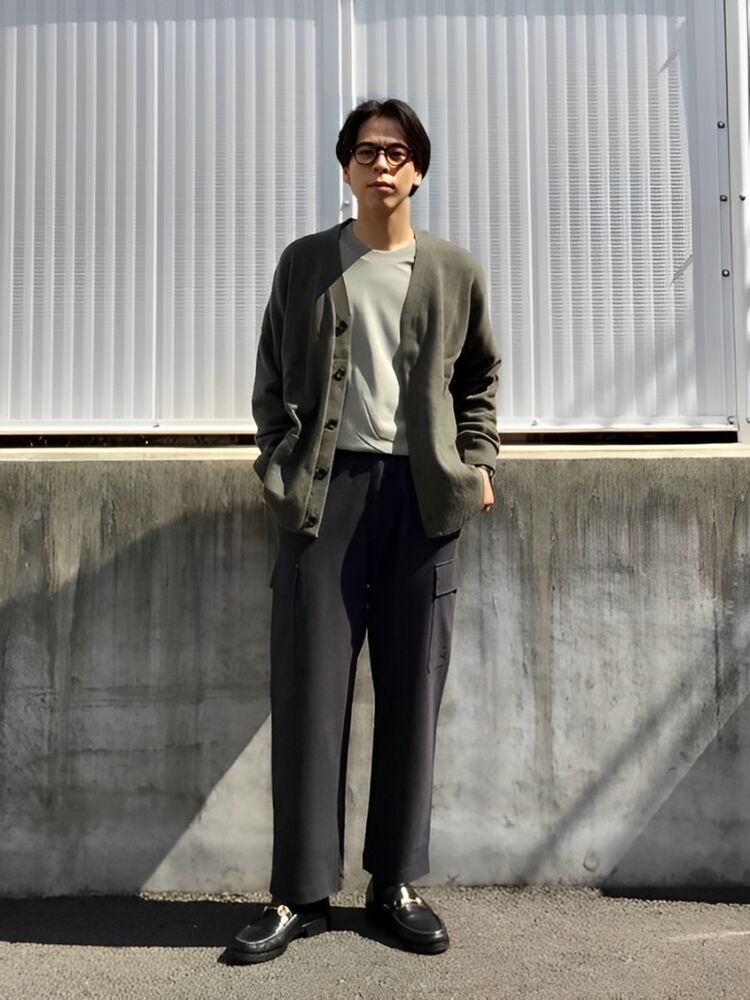 Phối đồ công sở nam với áo thun và quần túi hộp đẹp, phóng khoáng