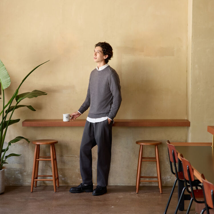 Phối đồ công sở nam với áo sweater và quần tây