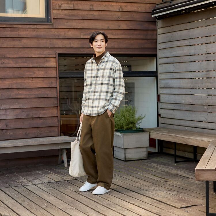 Phối áo sơ mi nam vải dạ với quần chino