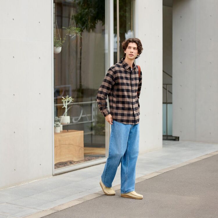 Phối áo sơ mi nam vải dạ với quần jeans đơn giản