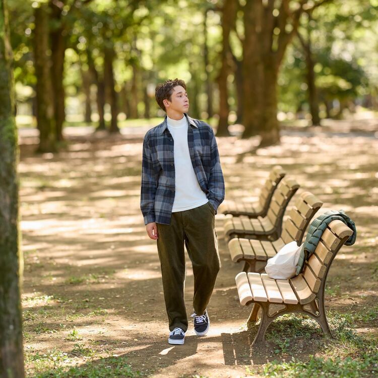 Phối áo sơ mi nam vải dạ với áo len cổ cao