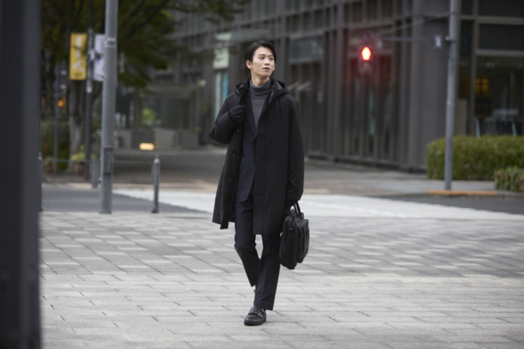 Phối đồ mùa đông với áo khoác dáng dài và quần âu