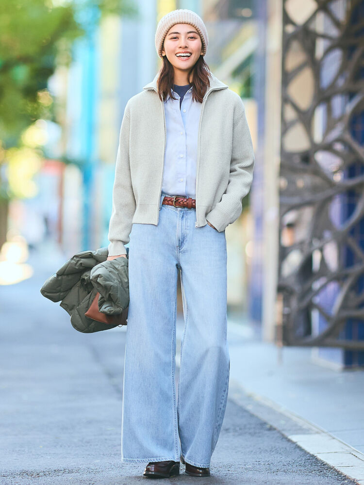 Phối đồ mùa đông với áo dài tay, quần jean và mũ len