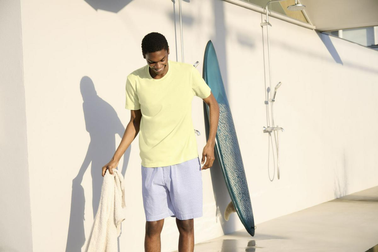 Phối đồ với quần short nam và áo thun đẹp, trẻ trung