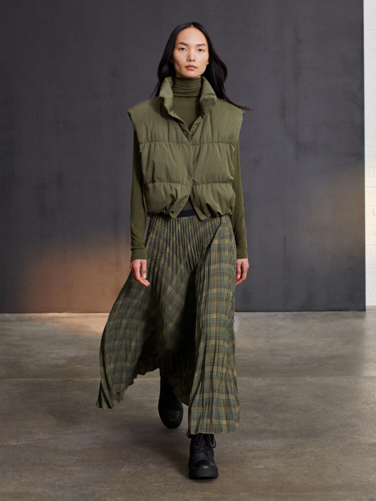 Phối đồ Tết 2026 nhẹ nhàng, nữ tính với chân váy dài và áo khoác