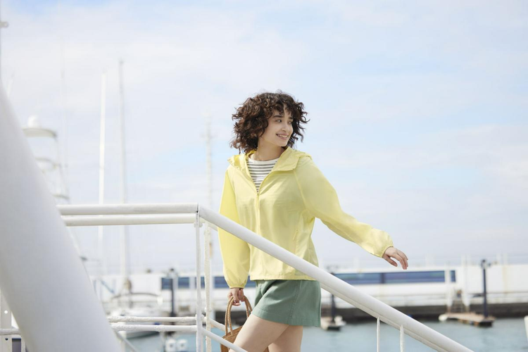 Phối đồ Tết thời trang với màu sắc nổi bật cùng Áo Khoác Chống UV Bỏ Túi