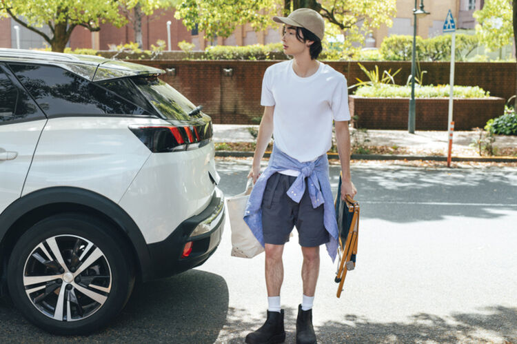 Phối đồ nam thời trang, đơn giản cho mùa hạ với áo thun basic và quần short 