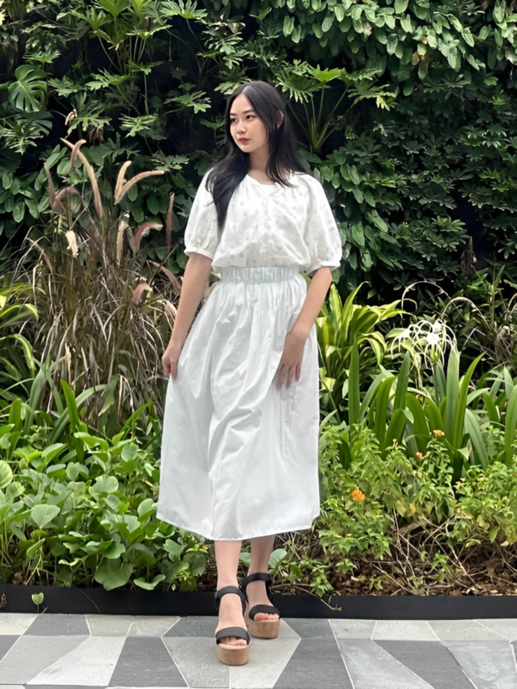 Minimalism style với áo kiểu và chân váy dài