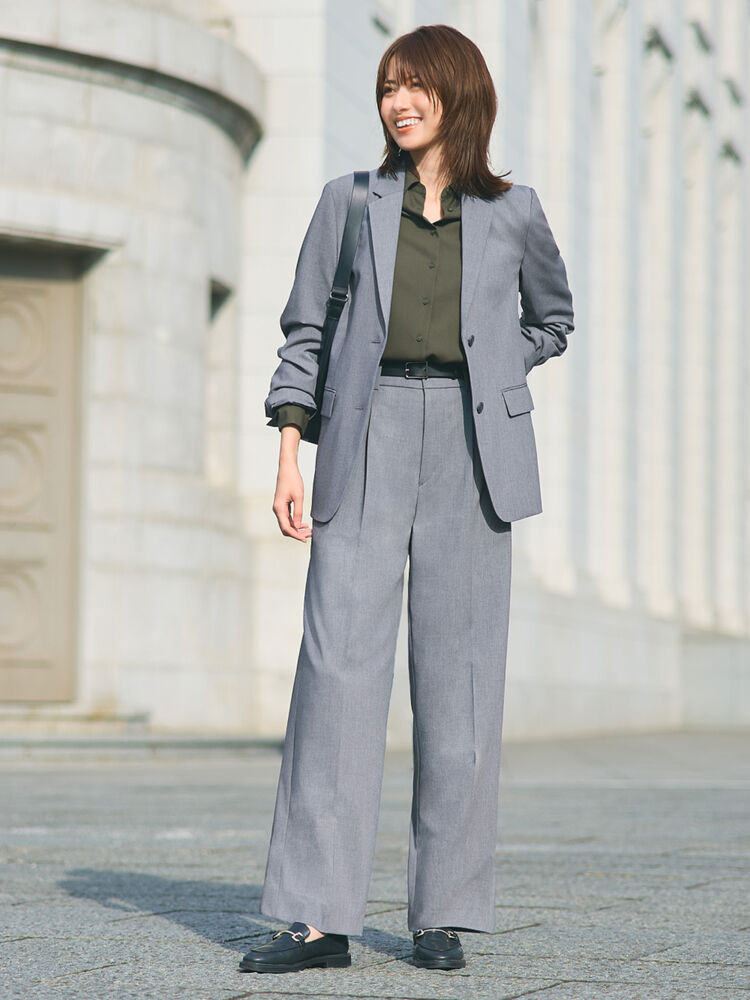 Phối đồ cho nàng công sở phong cách Minimalism với quần xếp ly và áo blazer dáng suông