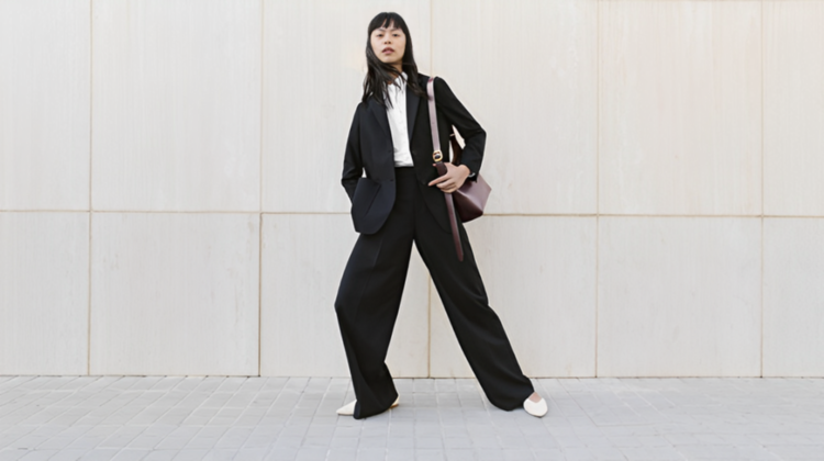 Phối đồ phong cách tối giản cùng quần tây