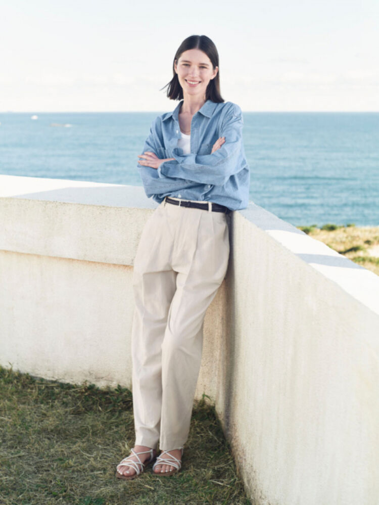 Phối đồ đi biển với áo khoác mặc ngoài đẹp, giúp bảo vệ làn da hiệu quả