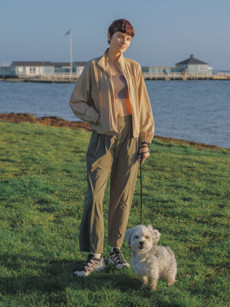 Cách phối đồ đi biển với quần dài đầy cuốn hút và thời trang