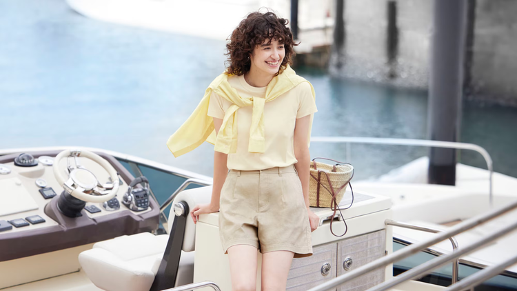 Outfit đi biển cho nữ cá tính với quần short và áo thun